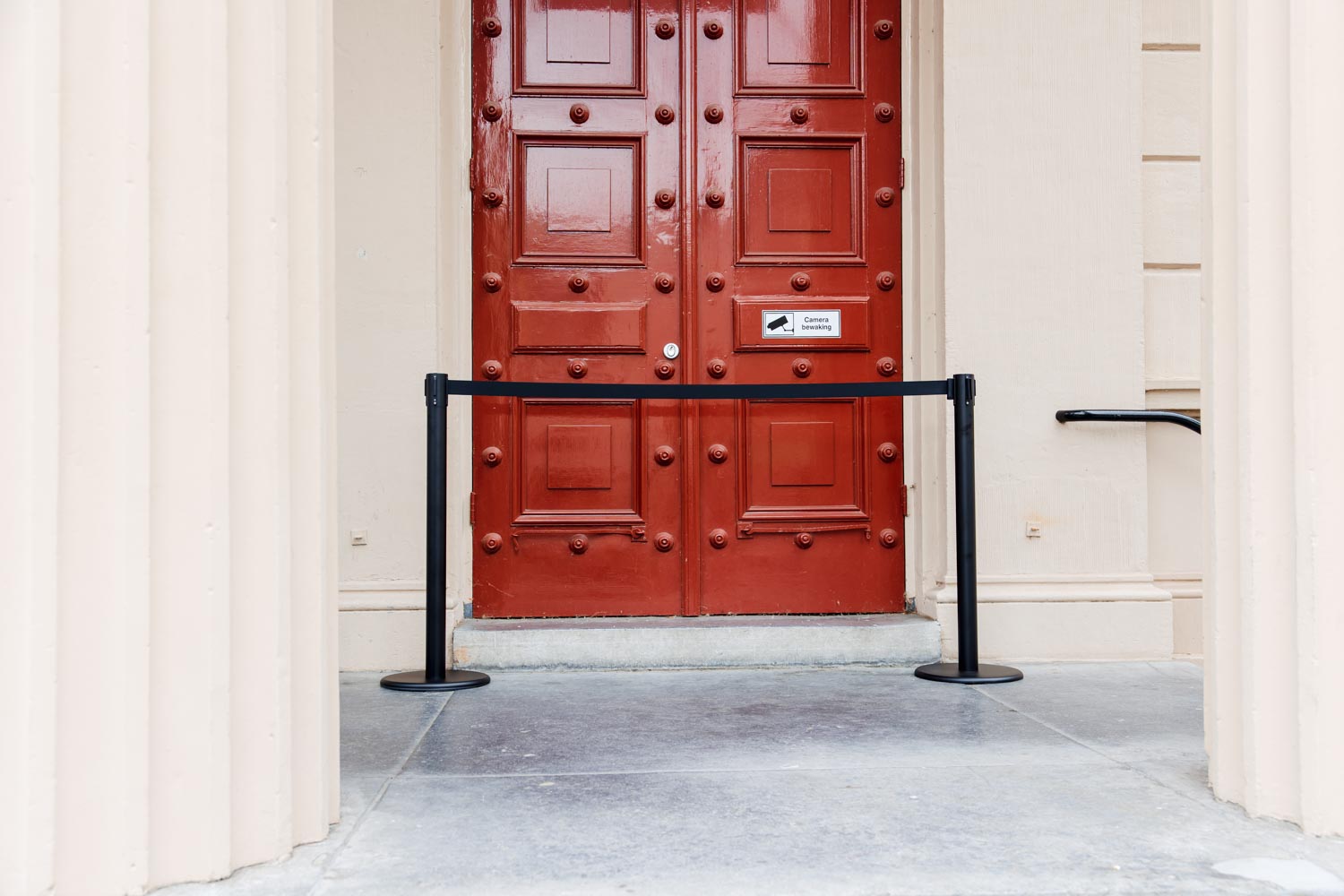 Man snijdt kunstgras tijdens het leggen.