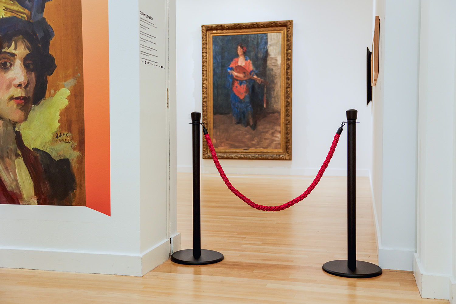 Man snijdt kunstgras tijdens het leggen.