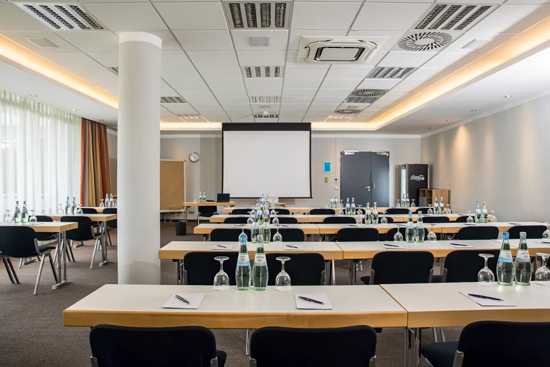 Alle unsere Tagungs- und Veranstaltungsräume verfügen über Tageslicht, sind verdunkelbar und mit modernster Tagungstechnik ausgestattet. Für Veranstaltungen bis zu 120 Personen bieten wir Ihnen die passenden Räumlichkeiten.