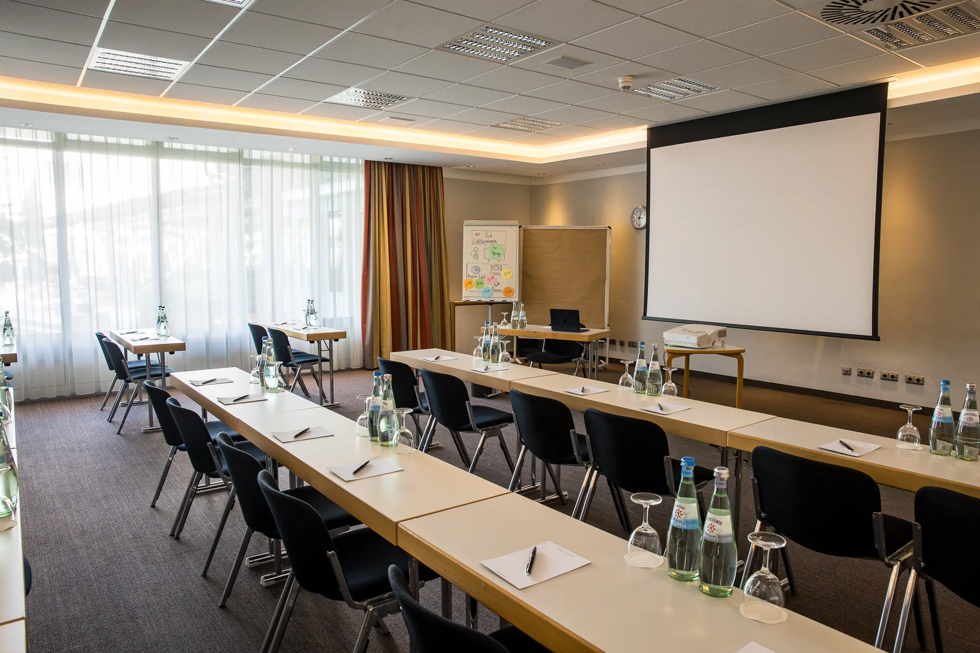 Alle unsere Tagungs- und Veranstaltungsräume verfügen über Tageslicht, sind verdunkelbar und mit modernster Tagungstechnik ausgestattet. Für Veranstaltungen bis zu 120 Personen bieten wir Ihnen die passenden Räumlichkeiten.