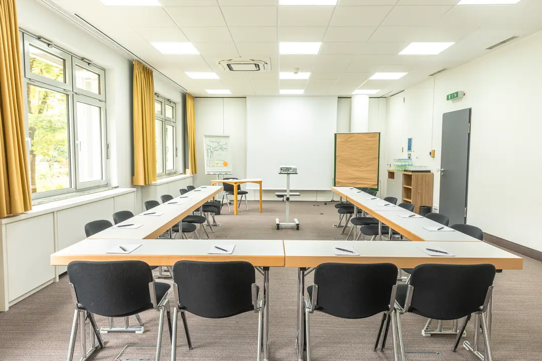 Alle unsere Tagungs- und Veranstaltungsräume verfügen über Tageslicht, sind verdunkelbar und mit modernster Tagungstechnik ausgestattet. Für Veranstaltungen bis zu 120 Personen bieten wir Ihnen die passenden Räumlichkeiten.