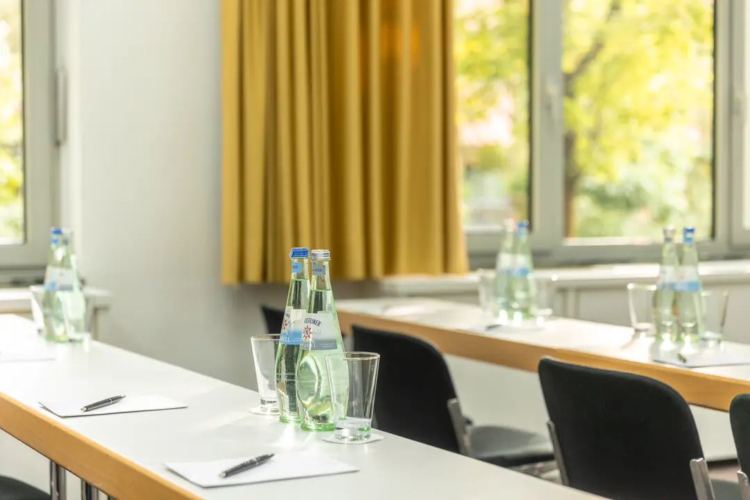 Alle unsere Tagungs- und Veranstaltungsräume verfügen über Tageslicht, sind verdunkelbar und mit modernster Tagungstechnik ausgestattet. Für Veranstaltungen bis zu 120 Personen bieten wir Ihnen die passenden Räumlichkeiten.
