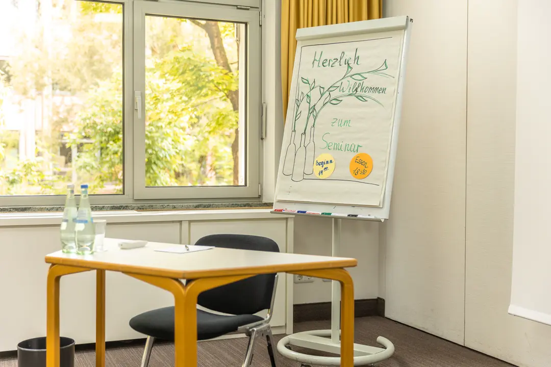 Alle unsere Tagungs- und Veranstaltungsräume verfügen über Tageslicht, sind verdunkelbar und mit modernster Tagungstechnik ausgestattet. Für Veranstaltungen bis zu 120 Personen bieten wir Ihnen die passenden Räumlichkeiten.