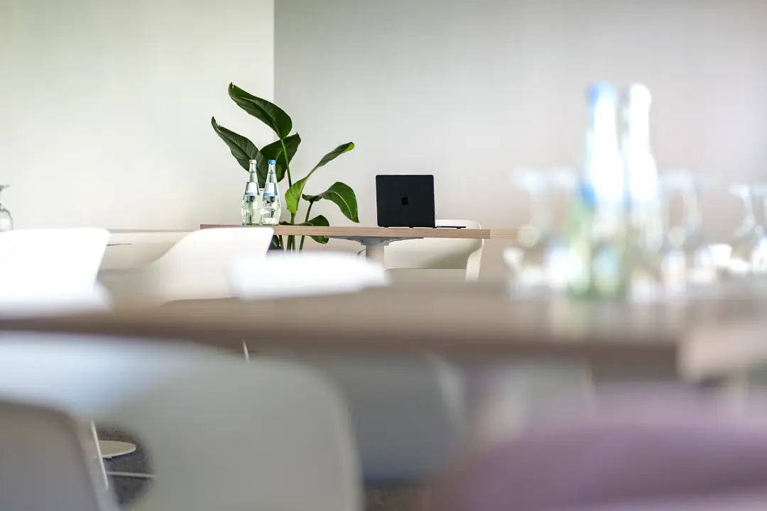 Alle unsere Tagungs- und Veranstaltungsräume verfügen über Tageslicht, sind verdunkelbar und mit modernster Tagungstechnik ausgestattet. Für Veranstaltungen bis zu 120 Personen bieten wir Ihnen die passenden Räumlichkeiten.