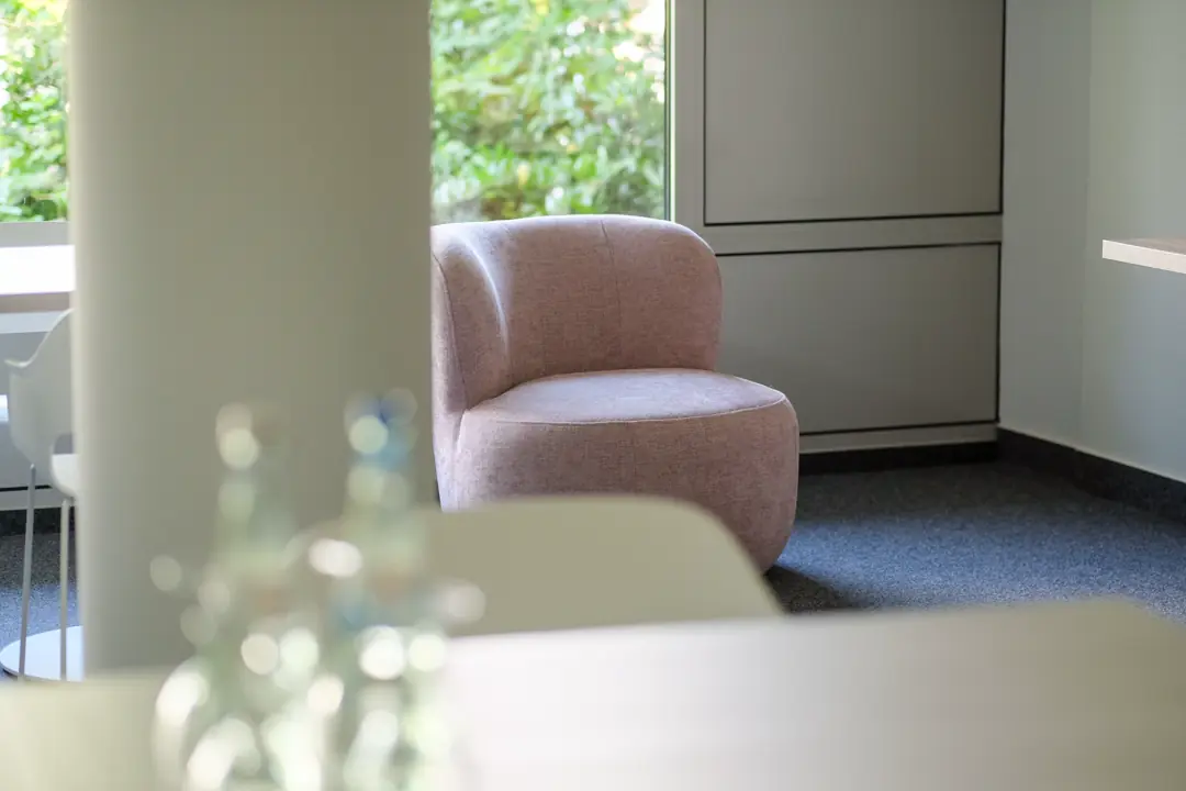 Alle unsere Tagungs- und Veranstaltungsräume verfügen über Tageslicht, sind verdunkelbar und mit modernster Tagungstechnik ausgestattet. Für Veranstaltungen bis zu 120 Personen bieten wir Ihnen die passenden Räumlichkeiten.