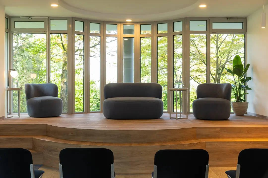 Alle unsere Tagungs- und Veranstaltungsräume verfügen über Tageslicht, sind verdunkelbar und mit modernster Tagungstechnik ausgestattet. Für Veranstaltungen bis zu 120 Personen bieten wir Ihnen die passenden Räumlichkeiten.