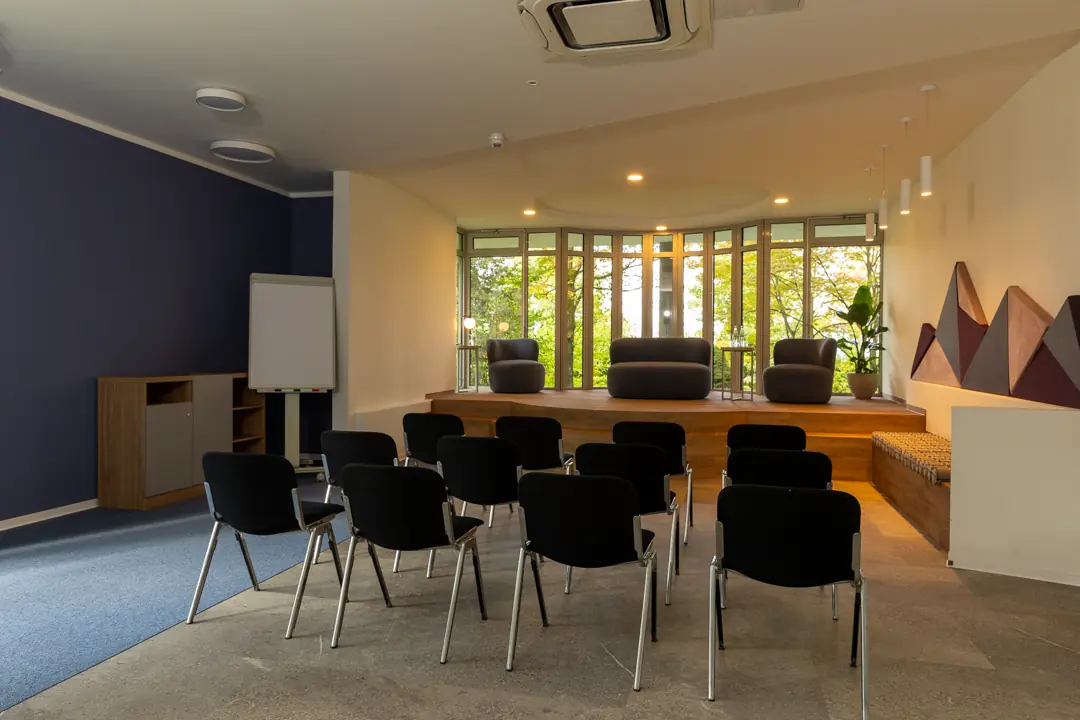 Alle unsere Tagungs- und Veranstaltungsräume verfügen über Tageslicht, sind verdunkelbar und mit modernster Tagungstechnik ausgestattet. Für Veranstaltungen bis zu 120 Personen bieten wir Ihnen die passenden Räumlichkeiten.