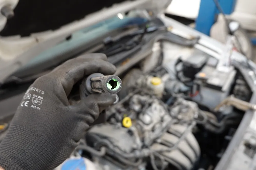 Volkswagen-auton moottorin huoltotyö