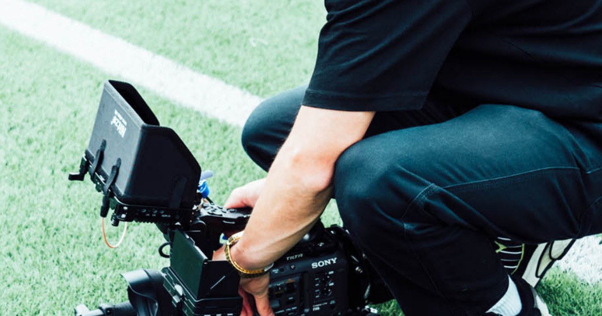 BYD productie — Majortale filmcrew met Sony FX camera op kunstgrasveld