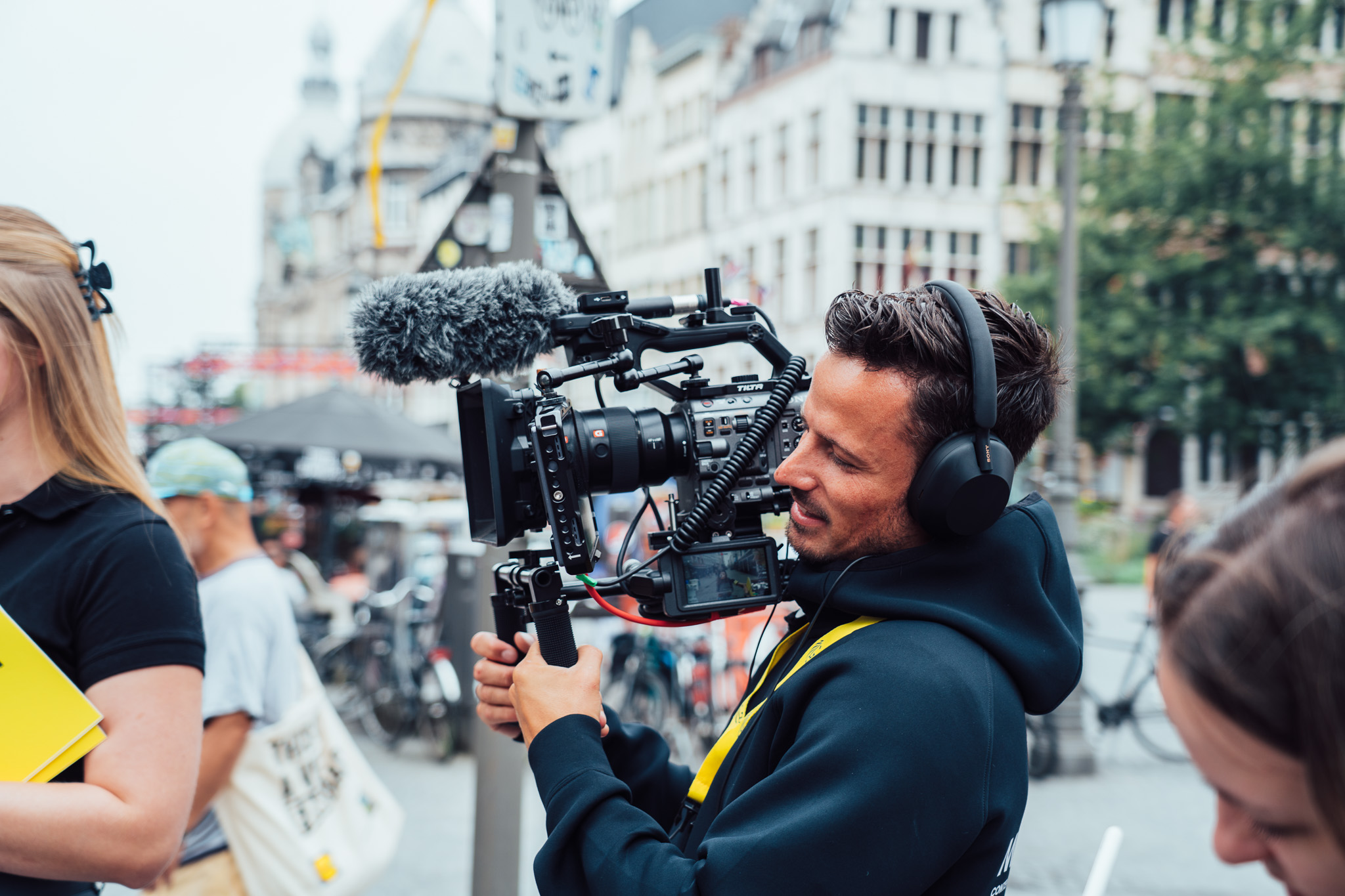 Sony FX cinema camera handheld op een Belgisch stadsplein: Majortale videoproductie bedrijfsfilm