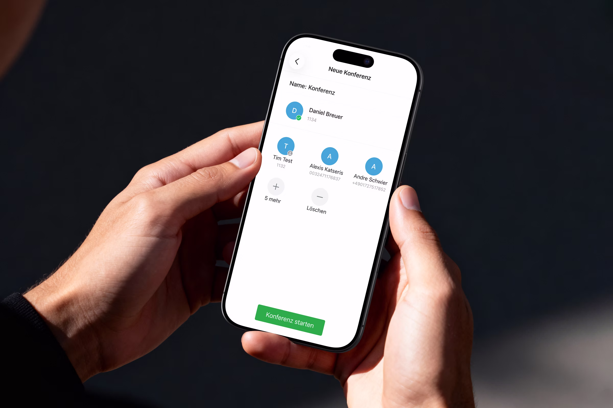 Ein Smartphone mit einer Anruf-App auf dem Bildschirm, die ein Tastenfeld zum Wählen von Telefonnummern zeigt.