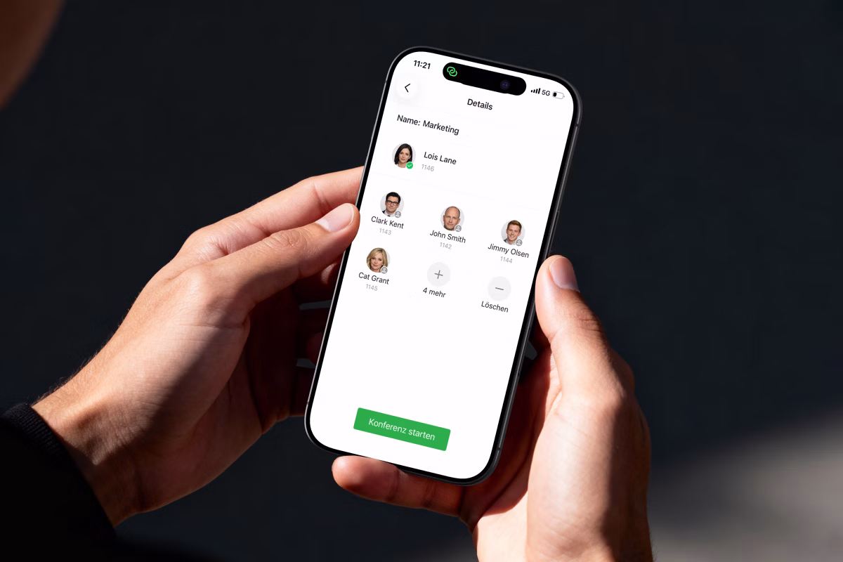 Ein Smartphone mit einer Anruf-App auf dem Bildschirm, die ein Tastenfeld zum Wählen von Telefonnummern zeigt.