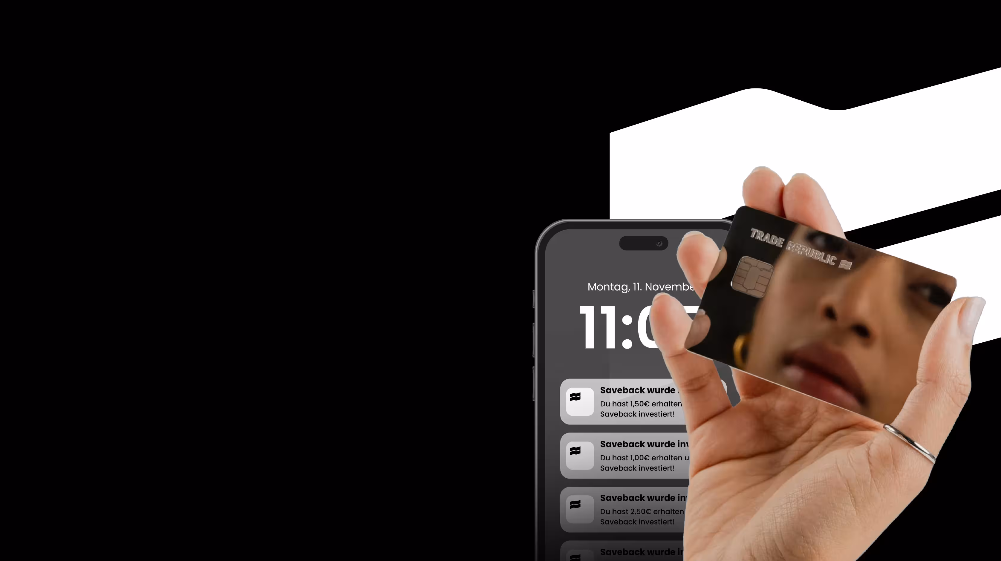 Hand hält Trade Republic Karte mit Spiegelung eines Gesichts, Smartphone mit Benachrichtigungen im Hintergrund.