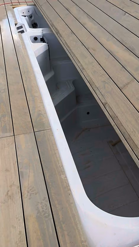 Swim Spa mit hochgefahrener Abdeckung auf Holzdeckterrasse von RRV