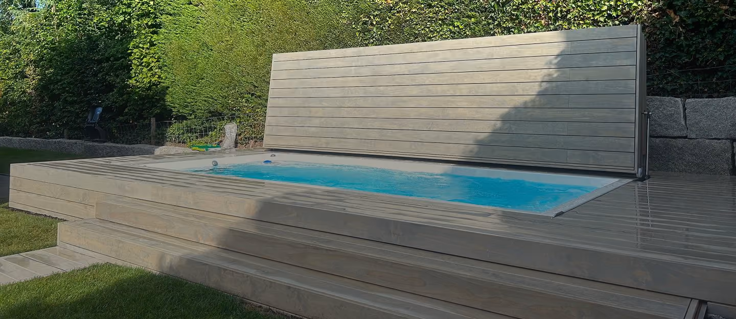 Infinity-Pool mit grauer Holzabdeckung von RRV