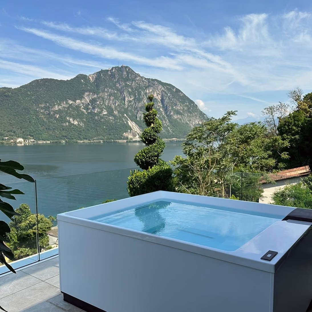 Swim Spa mit Bergseeblick und Alpenkulisse