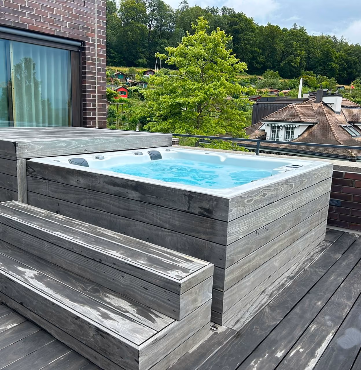 Swim Spa mit Holzbecken auf gepflegter Terrasse