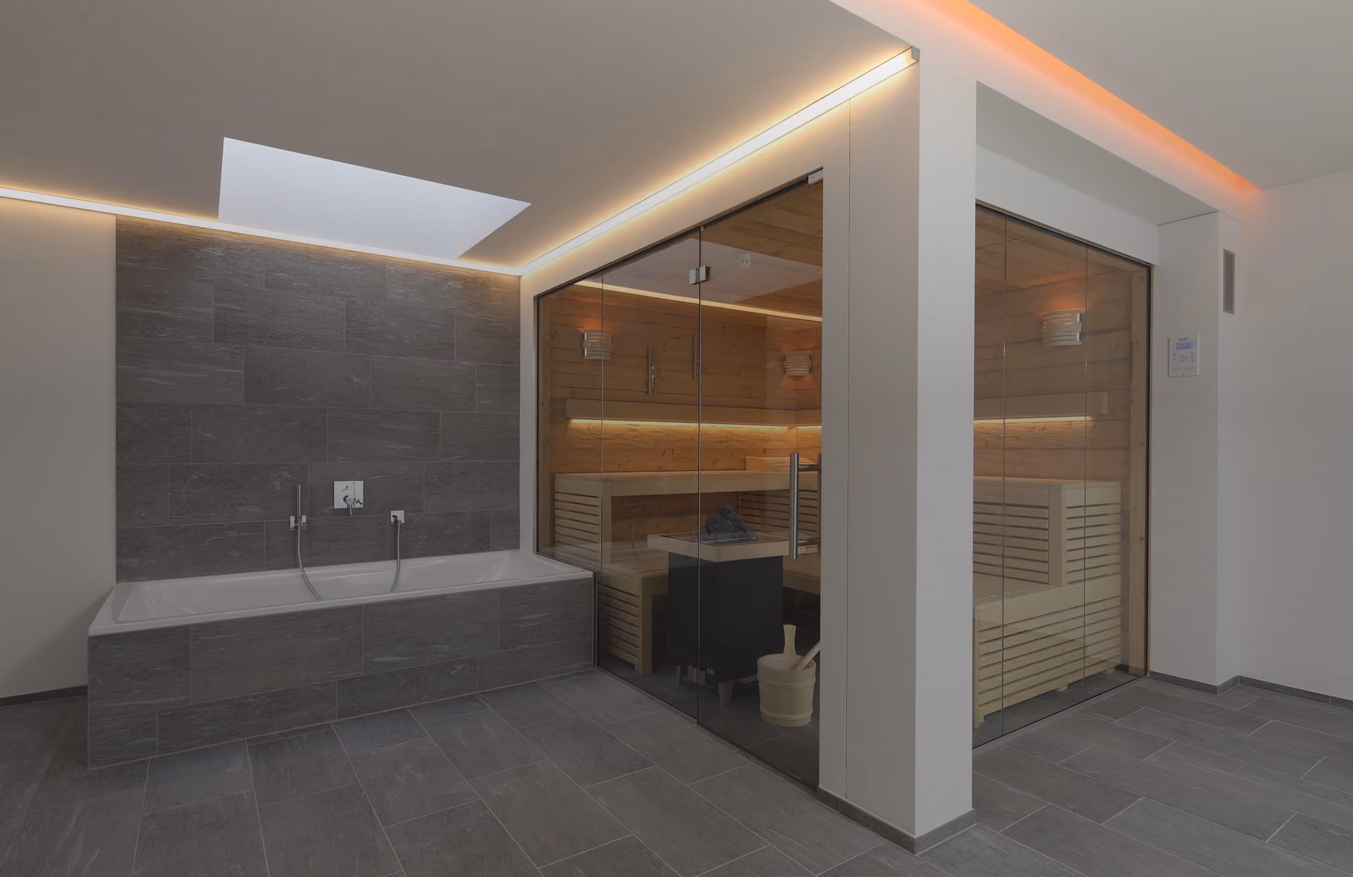 Modernes Wellnessbadezimmer mit Infrarotkabine und Wanne