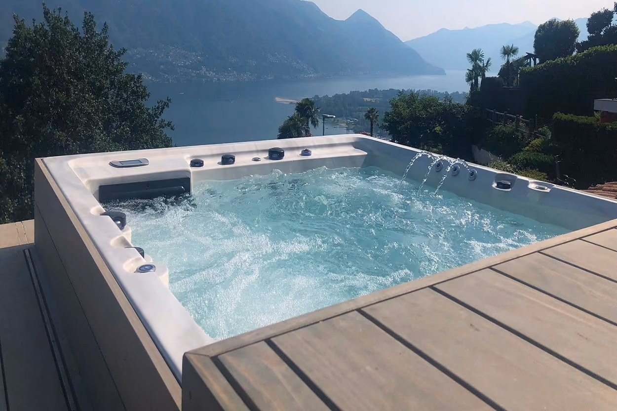 Swim Spa mit Whirlpool auf Bergrueckterrasse mit Bergpanorama