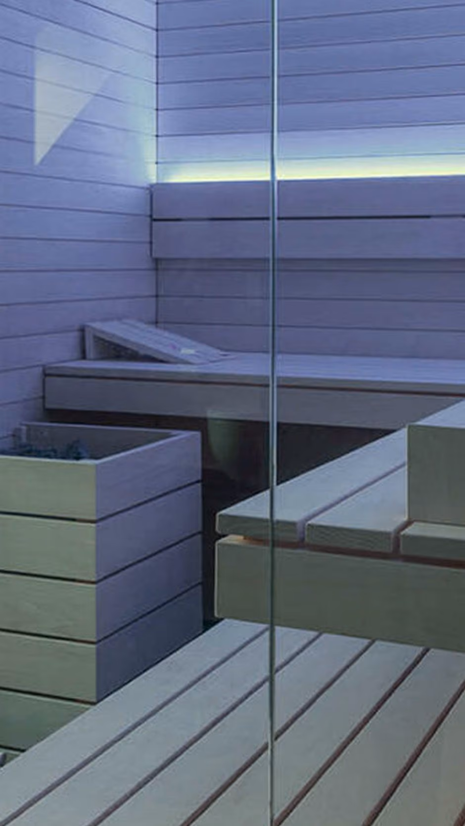 Moderner Saunaraum mit Holzverkleidung, Holzbänken und LED-Beleuchtung von RRV