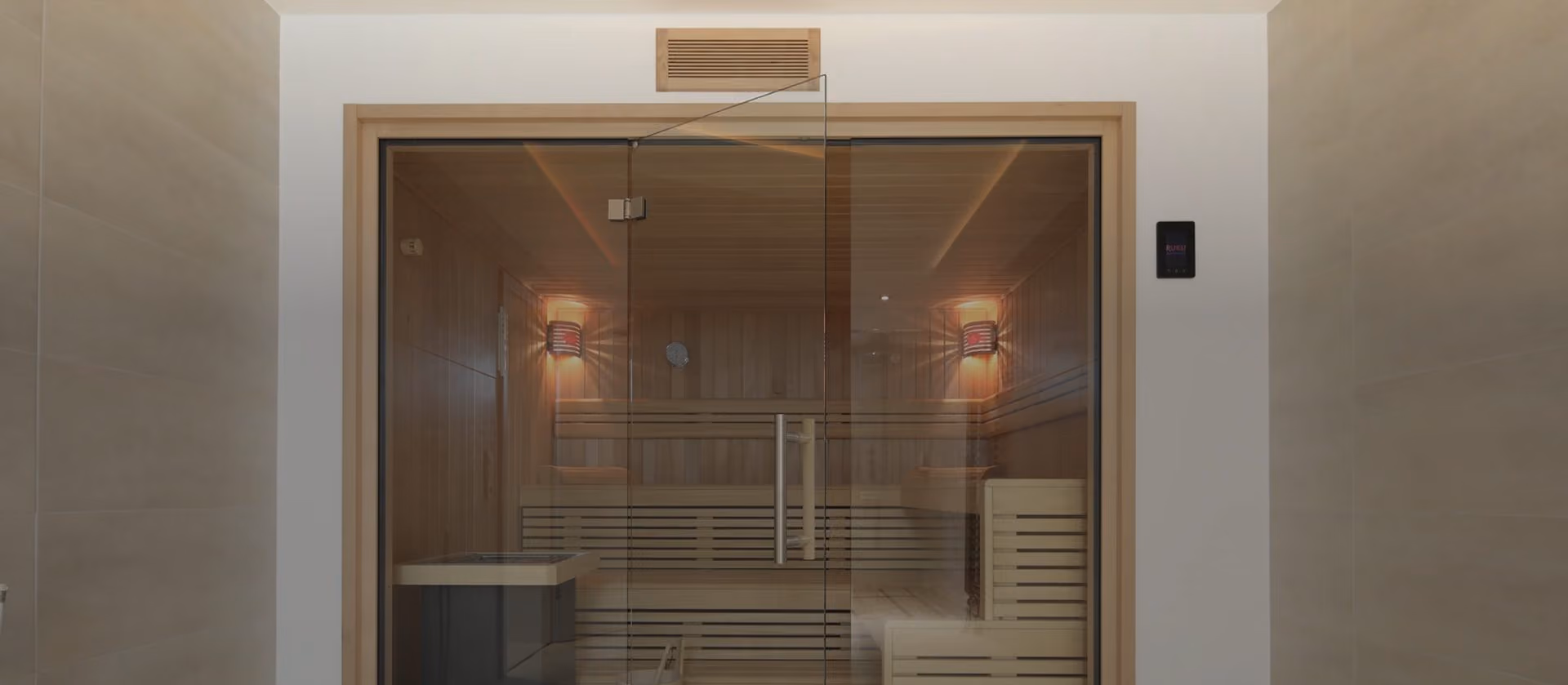 Doppel-Saunakabine mit Glastüren, Innenbeleuchtung und moderner Architektur