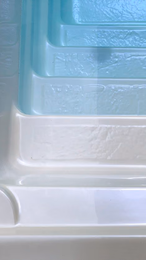 Nahaufnahme hochqualitatives Swim Spa Beckenende mit Wasserlinie