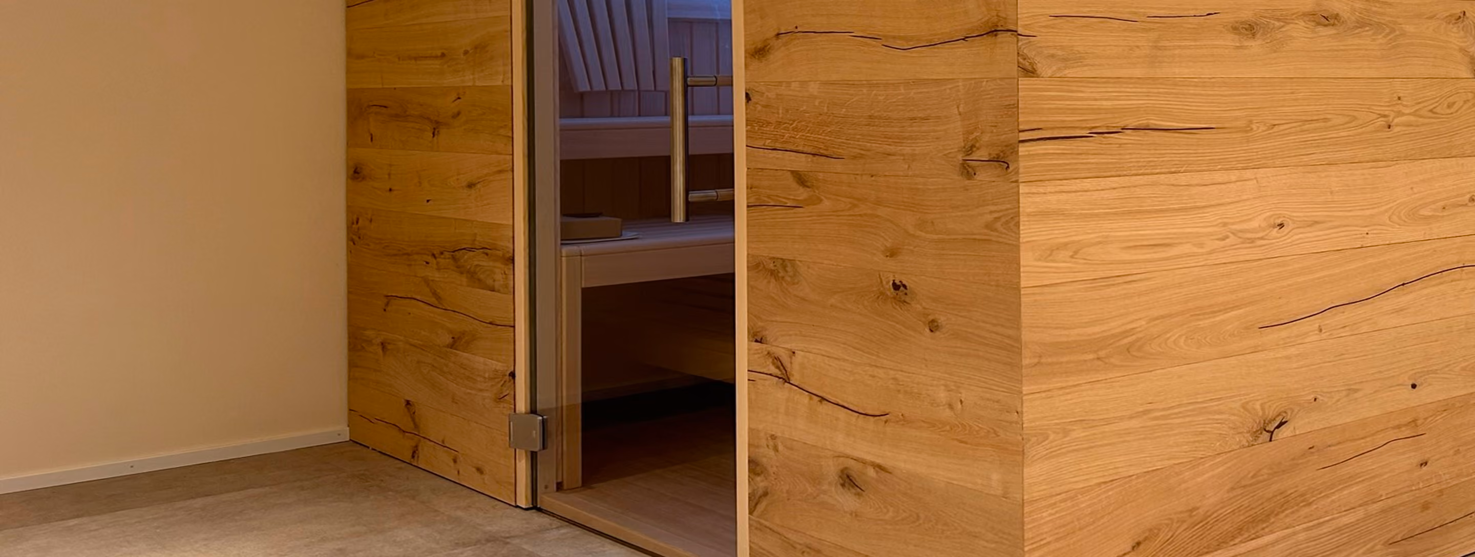 Inneres einer Thermium Sauna mit hellen Holzbaenken und Dampfeffekt