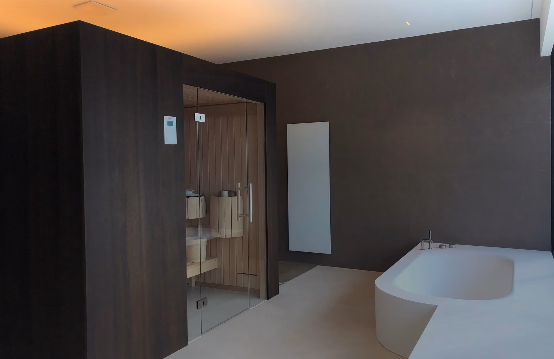 Luxus-Wellnessraum mit Thermium Sauna und rundem weissem Whirlpool kombiniert