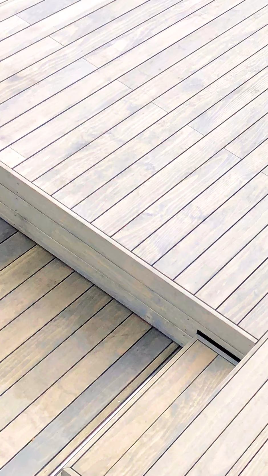 Holzterrasse mit bündig integrierter Poolabdeckung, Detail eines Wellnesskonzepts von RR Variationen