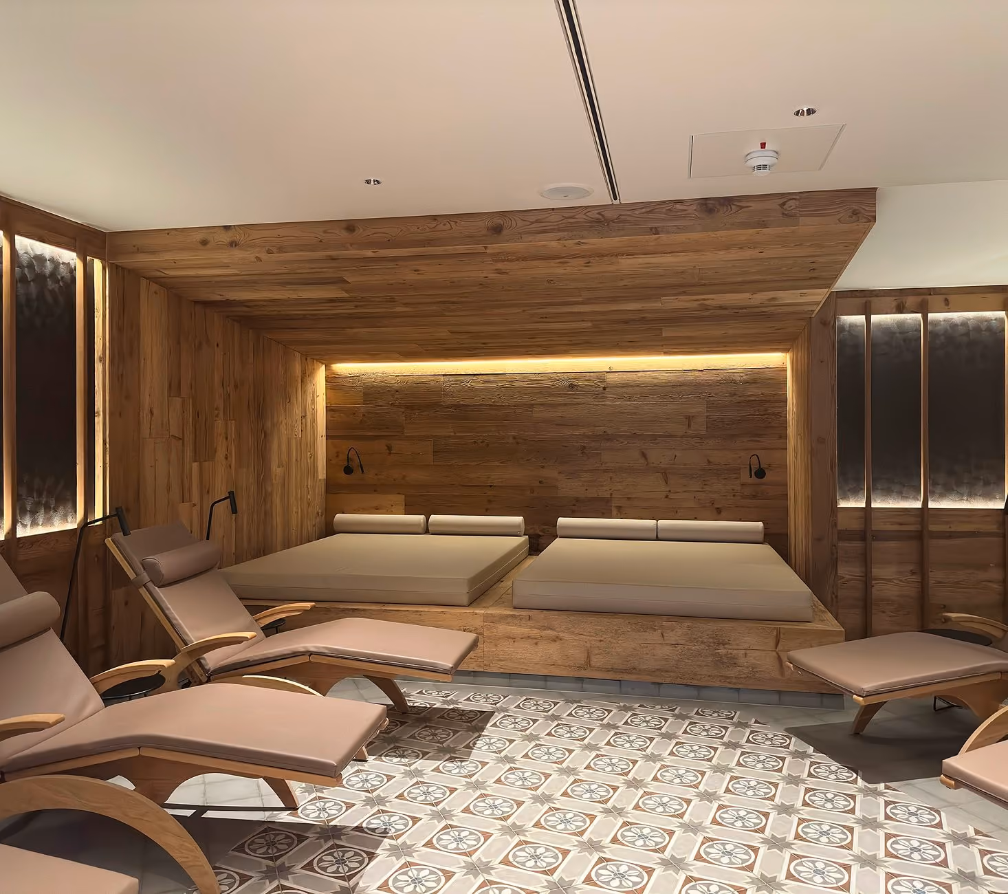 Hochwertiges Spa-Bad mit verglaster Sauna, freistehender Wanne und Holzbeplaenkung