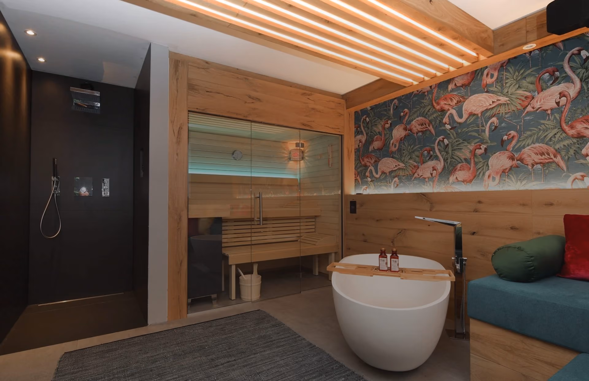 Luxus-Badezimmer mit Whirlpool-Wanne, Sauna und warmen Holztoenen