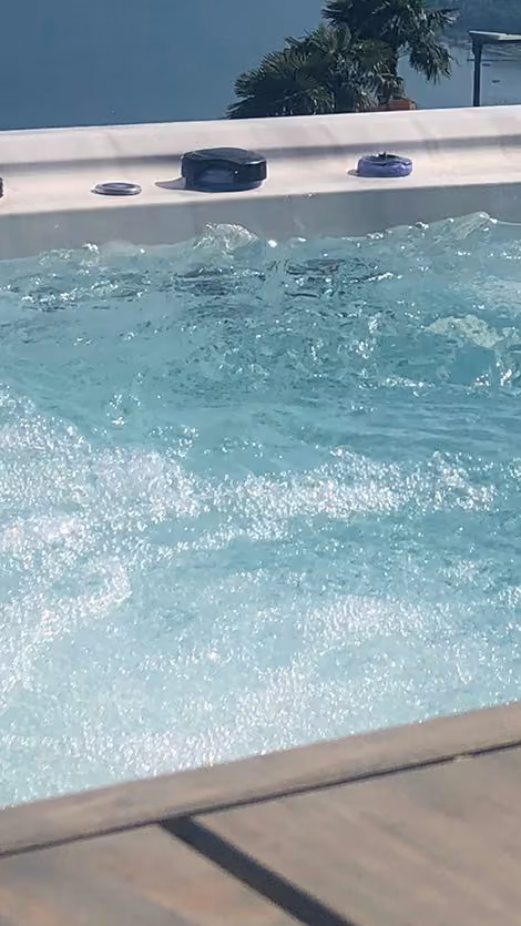 Whirlpool mit Reinigungsduesensystem in kristallklarem Wasser
