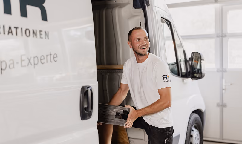 Mitarbeiter von RR Variationen transportiert Material aus einem Lieferwagen.