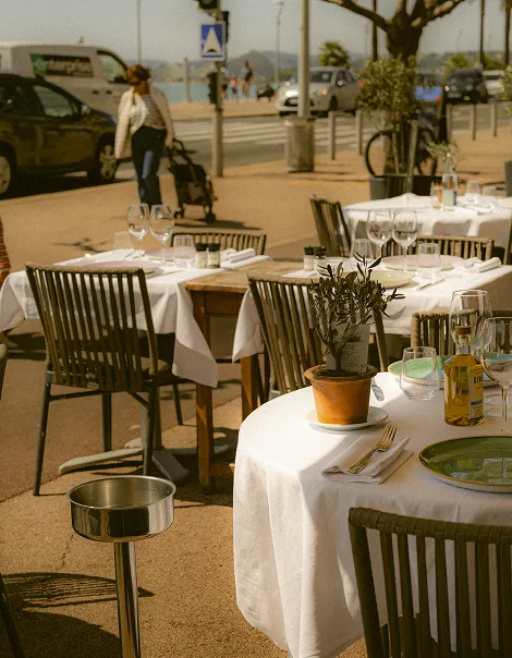 Terrasse du restaurant Charlot 1er à Cros-de-Cagnes, tables dressées avec vue