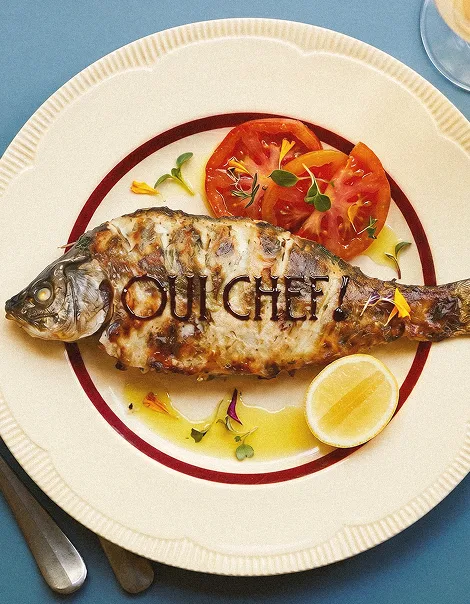 Plat de poisson avec le logo Oui Chef ! incrusté dedans