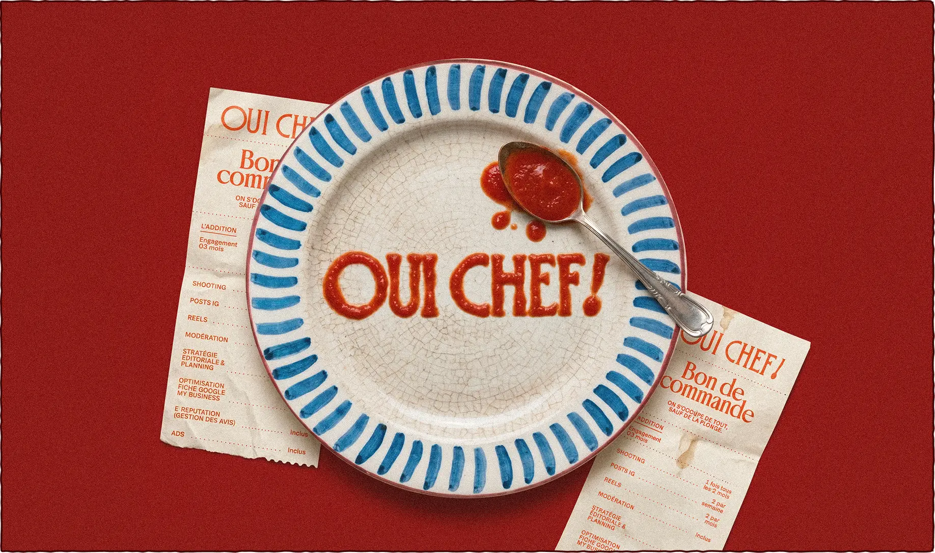 Assiette avec texte "OUI CHEF!" écrit en sauce tomate sur fond rouge avec une cuillère et deux menus papier.
