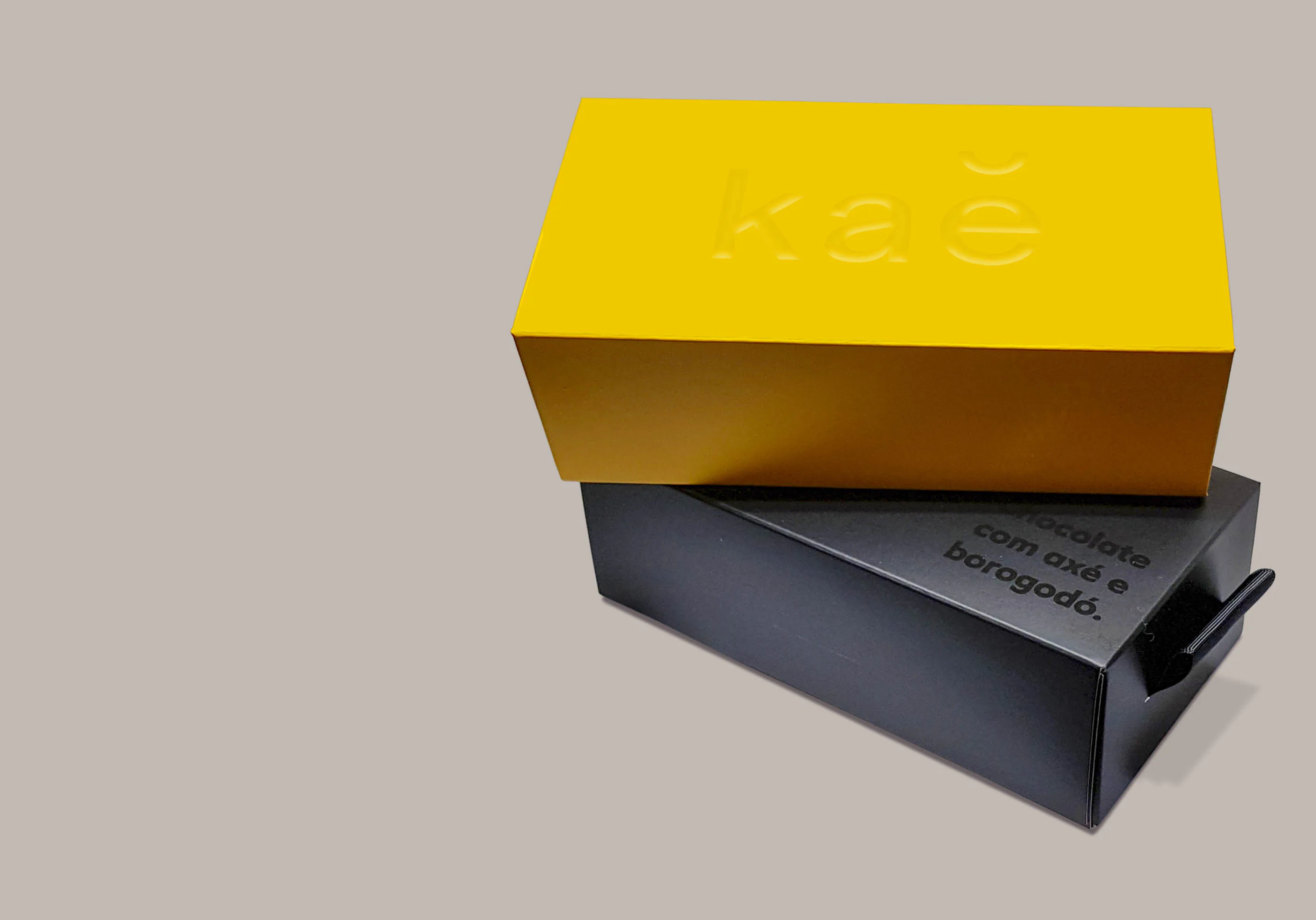 Caixas para produtos de luxo com acabamento fosco e detalhes em relevo seco, especialidade da Gráfica Exacta em São Paulo.