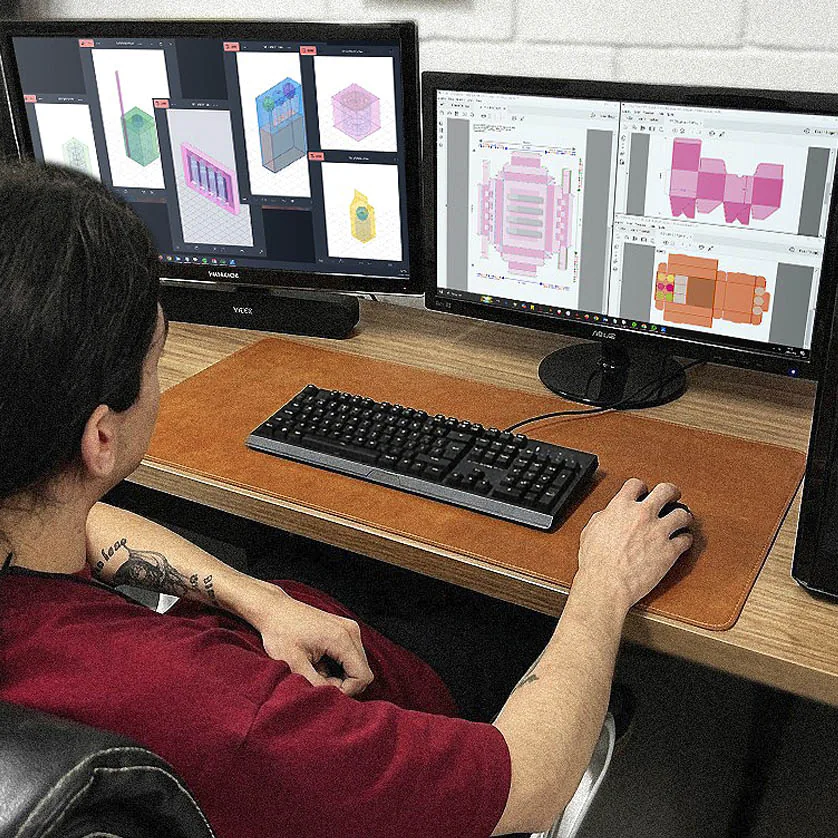 Designer gráfico desenvolvendo arquivo para produção de embalagem.