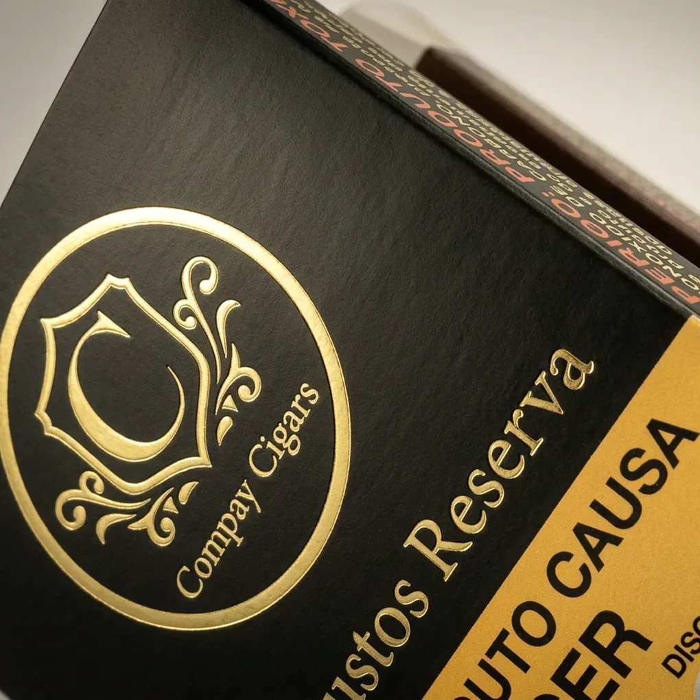  Embalagem personalizada. Qualidade superior com hotstamping e impressão offset com controle de cor, detalhe.