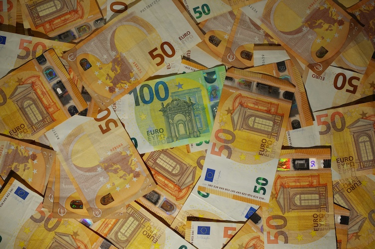 Euro banknotes, illustrating the rise in the third-quarter CBAM certificate price