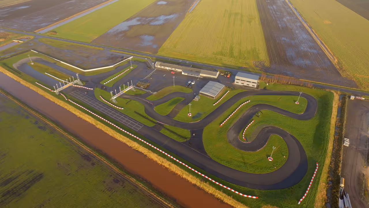 Foto drone view van de kart baan