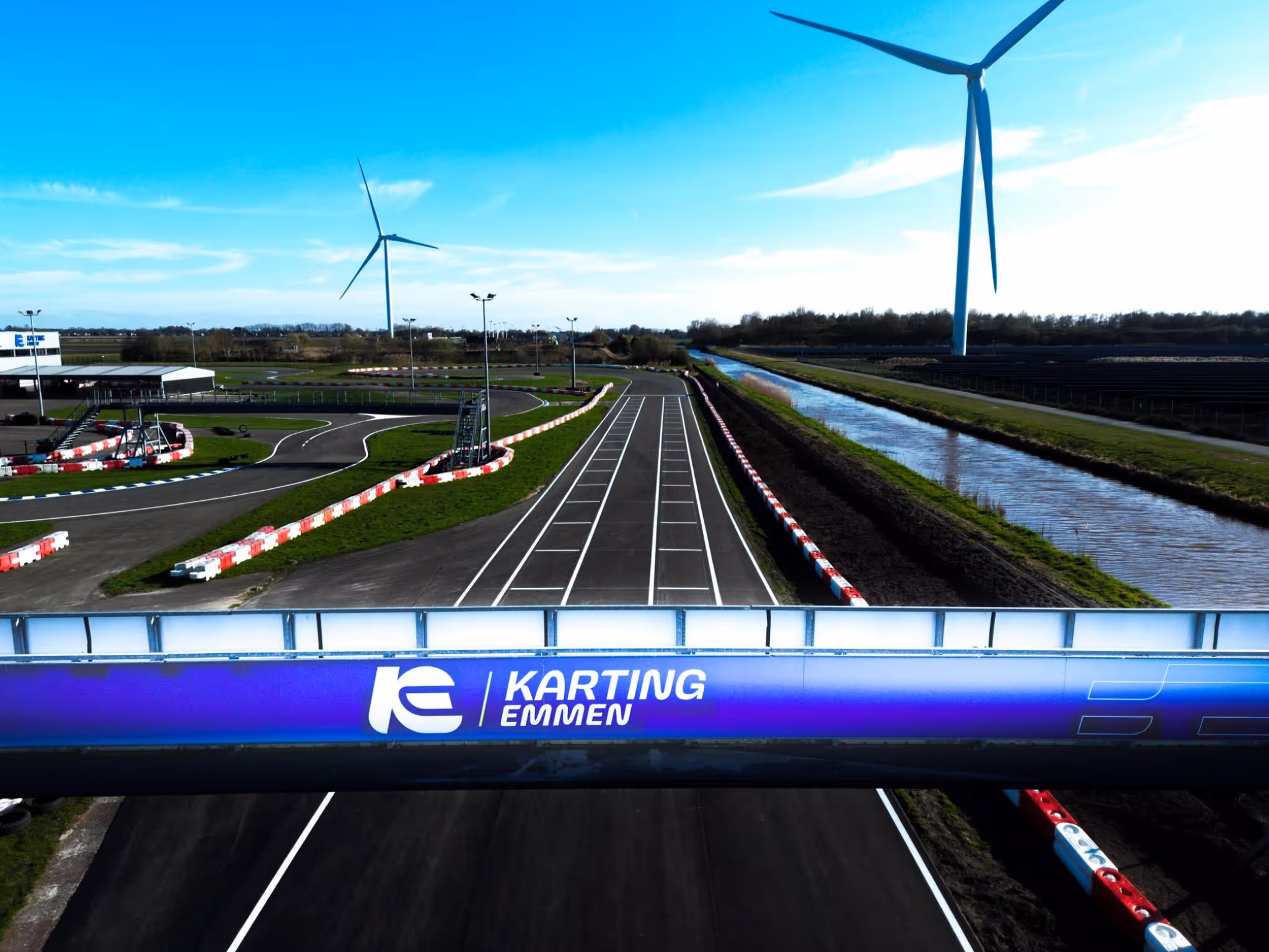 Kartbaan top view met groot uitzicht over de baan