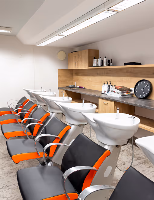 ein übungsraum mit friseurmeisterstühlen