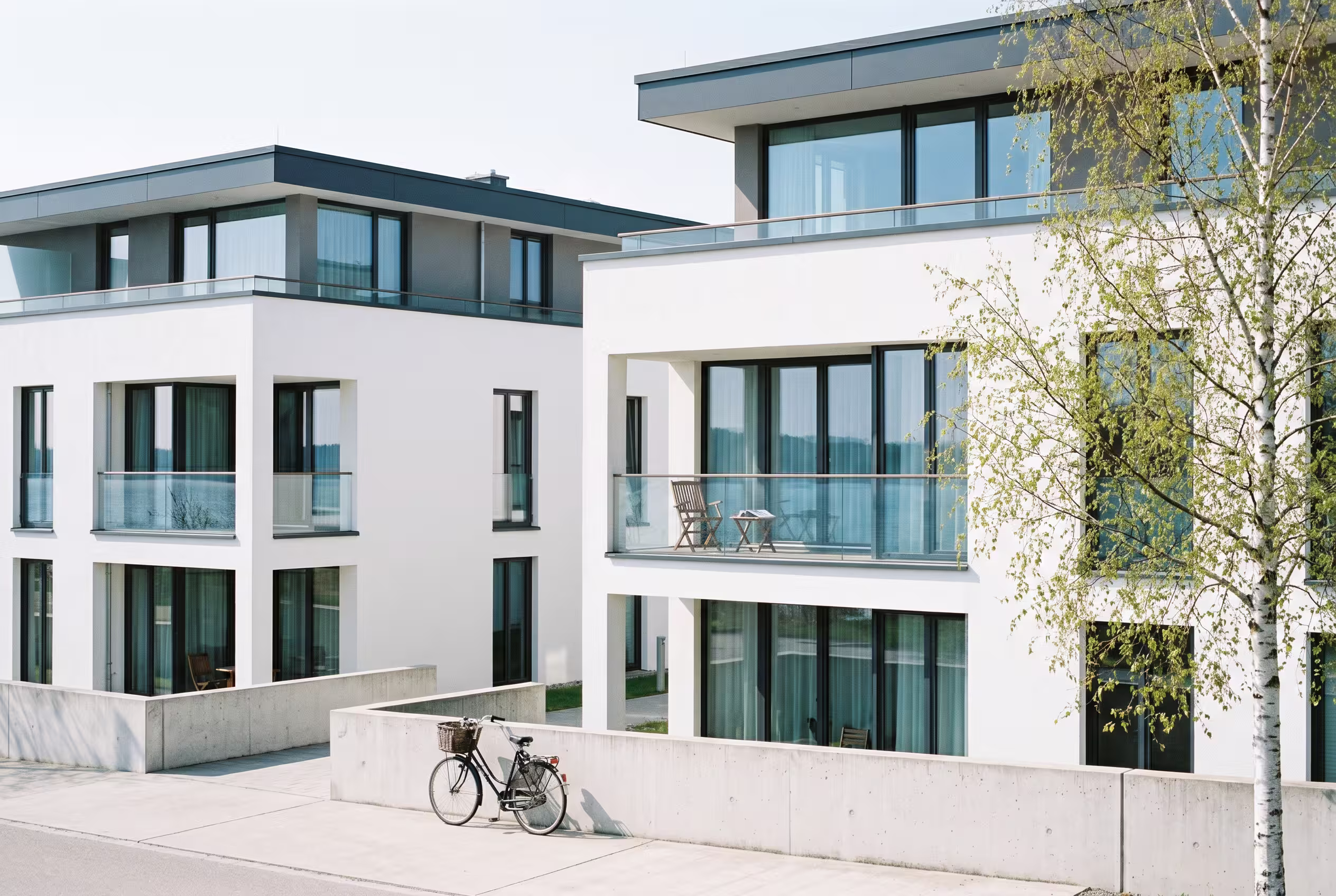 Luftaufnahme einer europäischen Stadt mit Fluss, grünen Parks, Brücken und dichter historischer Bebauung unter klarem Himmel.