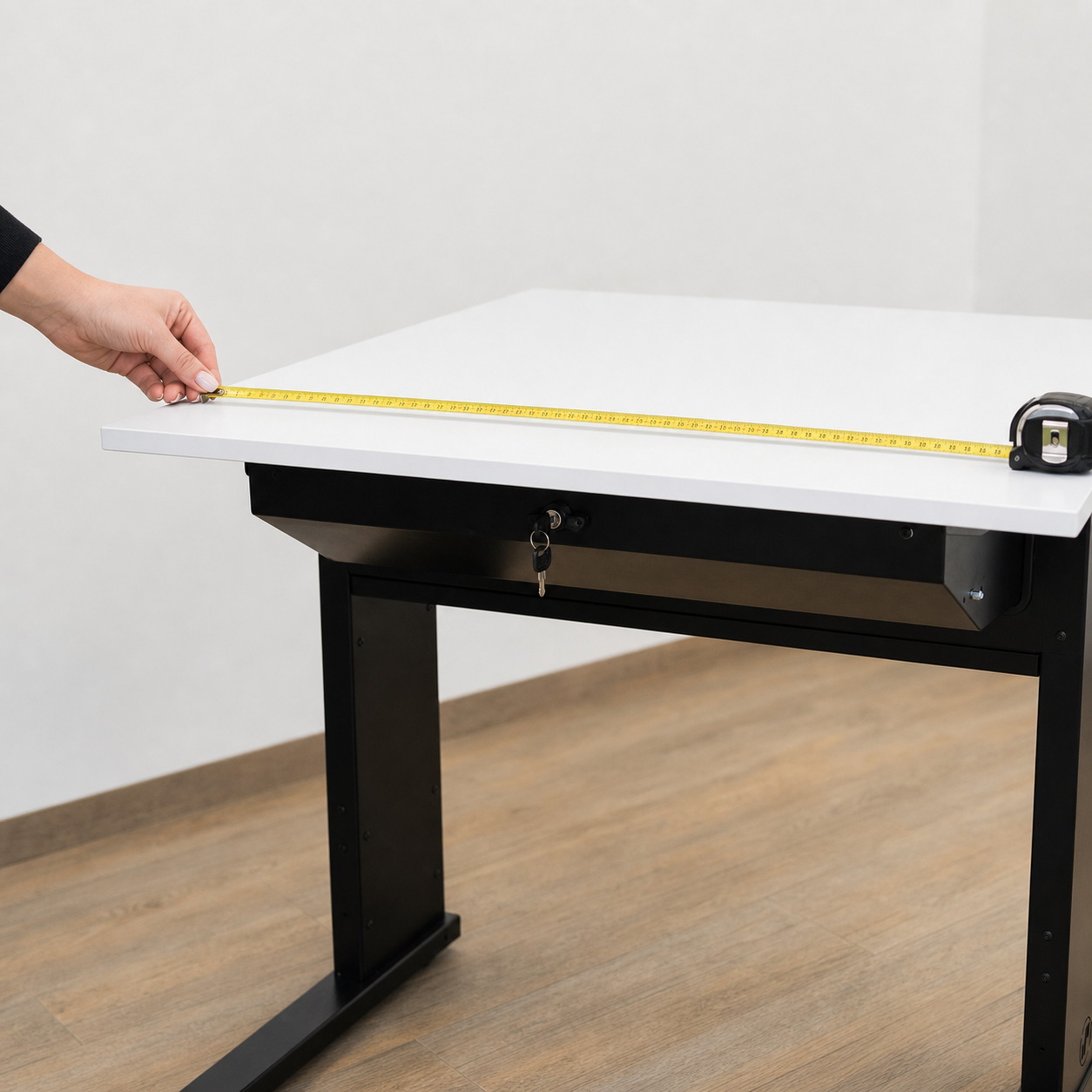 Einzeltische in 80, 90, 100, in 20cm Schritten bis 200cm; Doppeltisch in 160, 180 und 200cm wahlweise 70 oder 80cm