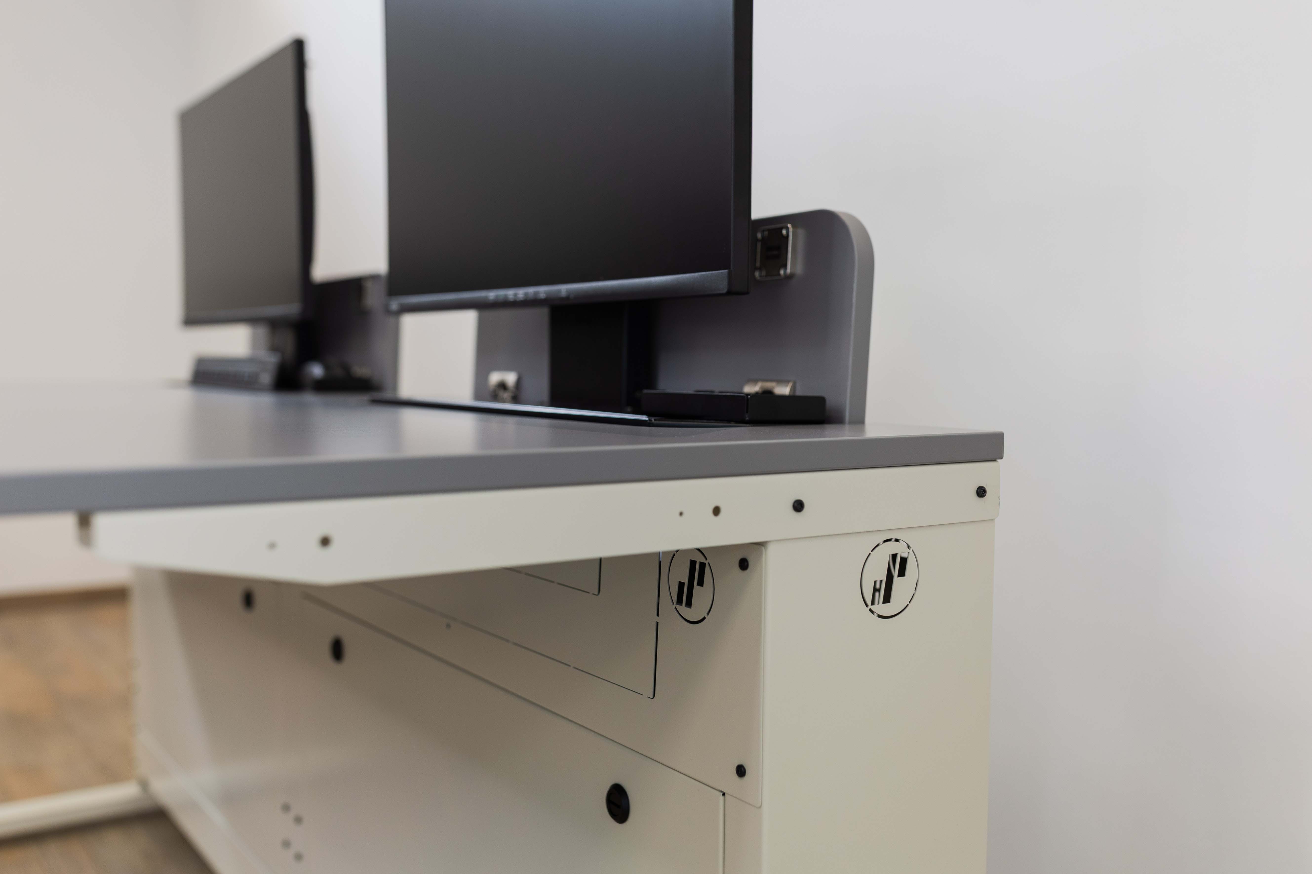 smesk Lift - der Monitor kann dank Push-Mechanik leicht hochgefahren werden und bei Nichtgebrauch sicher verstaut werden