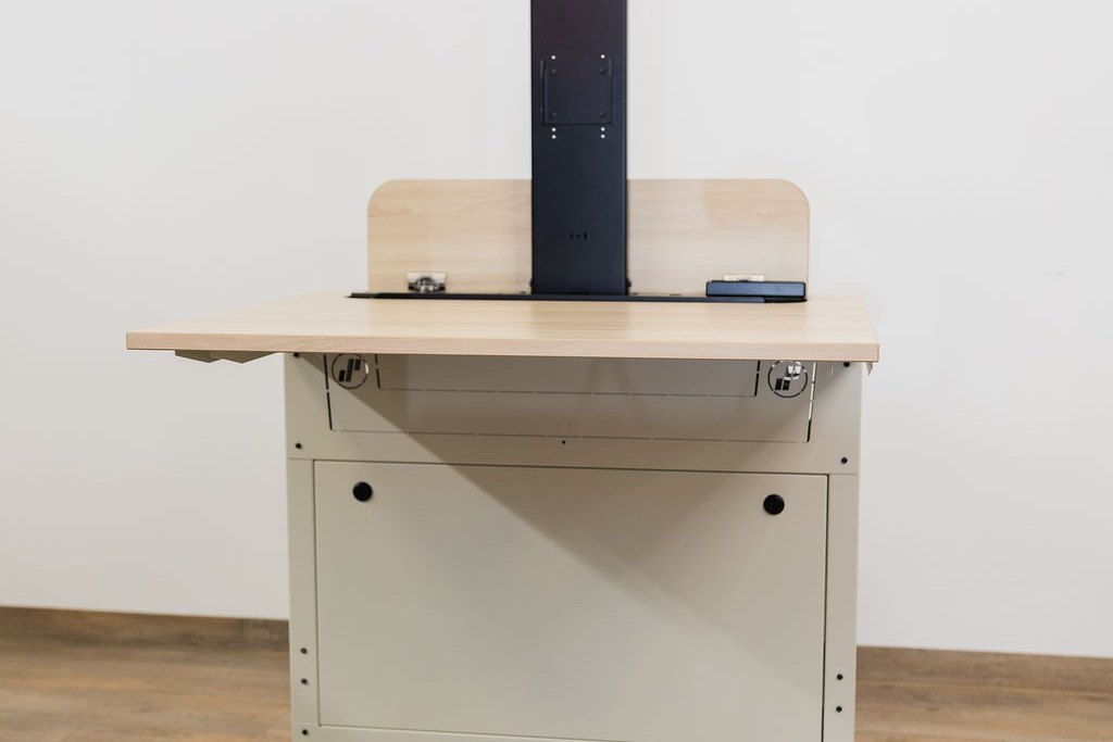 SMESK-Tisch mit ausgefahrenem Lift-System – die Systeme Flip, Semi und Lift lassen sich modular austauschen