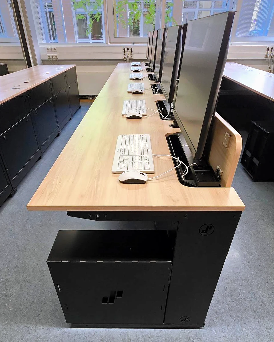 SMESK Lift mit Holzdekor-Platte und ausgefahrenem Monitor, unter der Platte der PC-Halter Max aus schwarzem Blech mit SMESK-Emblem