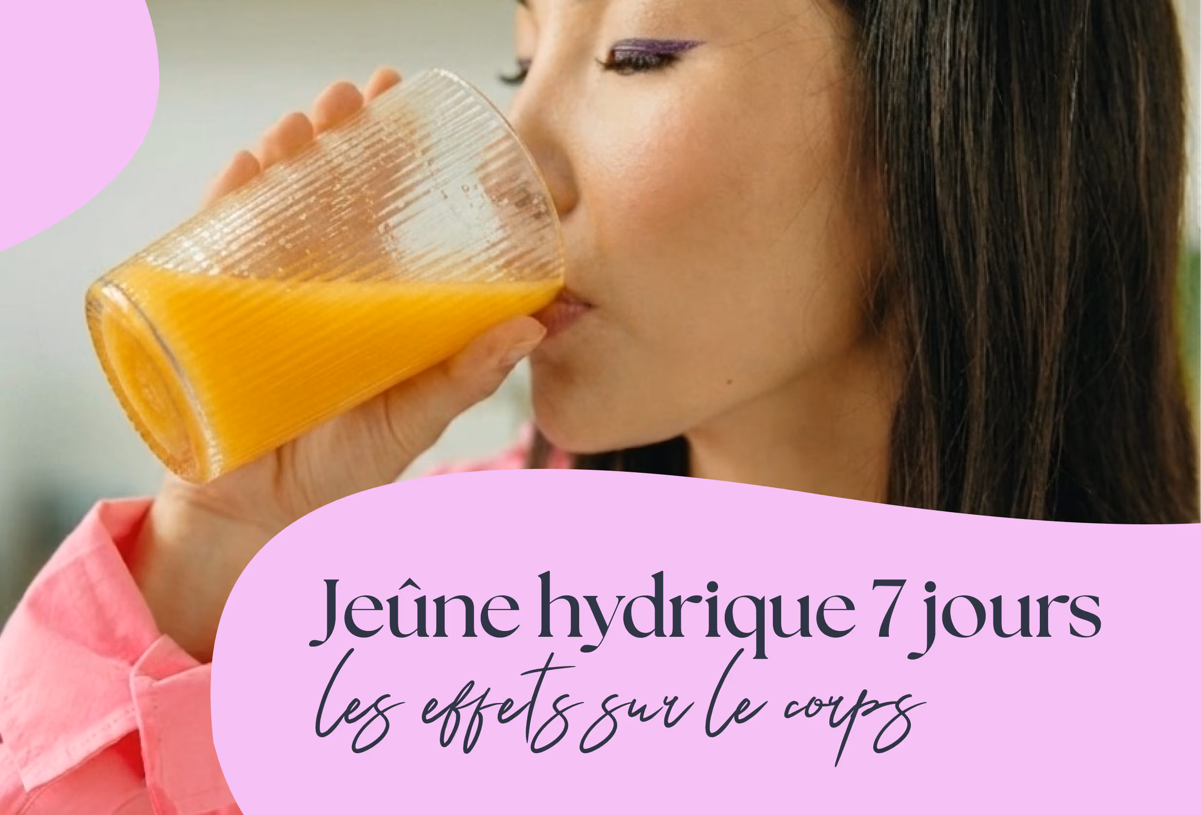 Femme qui boit un verre de jus de couleur orange