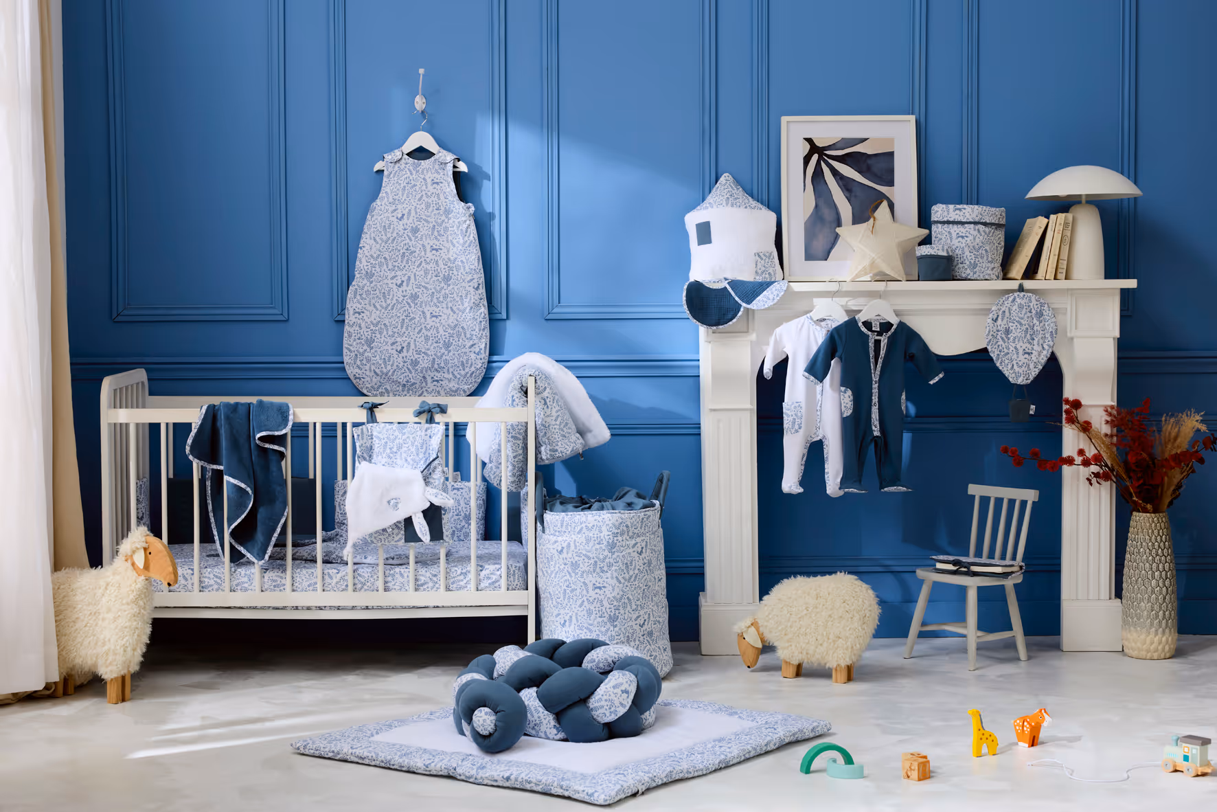 Lit bébé avec linge et tour de lit collection Forêt enchantée